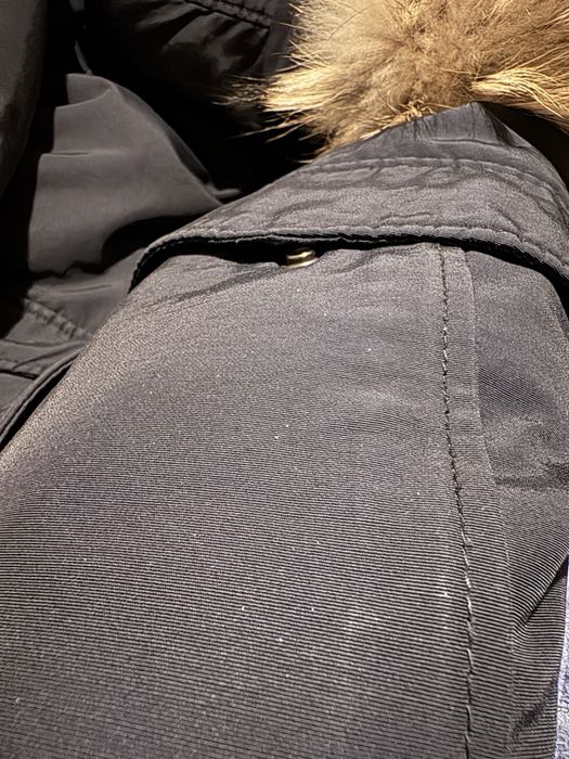 Geacă premium de iarnă Woolrich, femei, bleumarin, cu glugă și blană, purtată