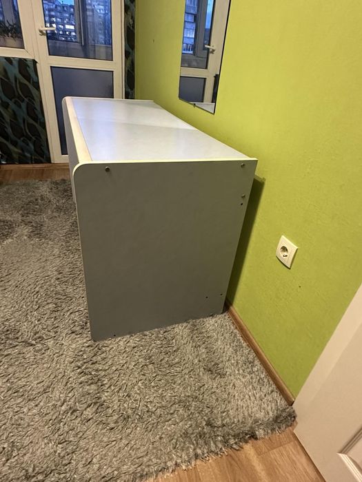 Продавам легло с матрак и бюро