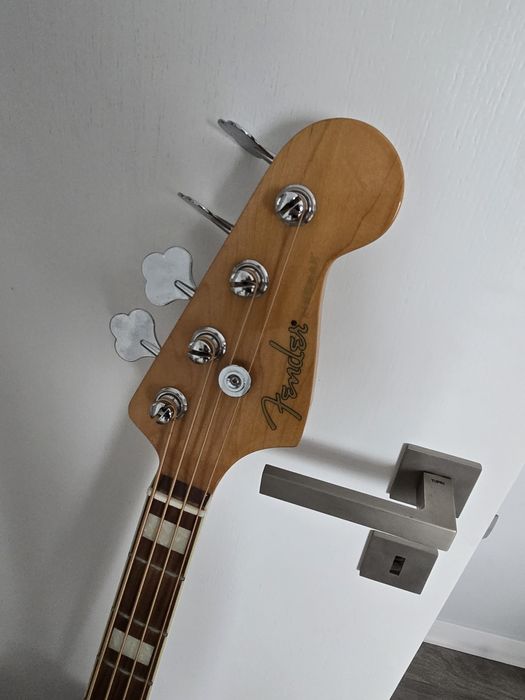 Chitara bass Fender, electro-acistica