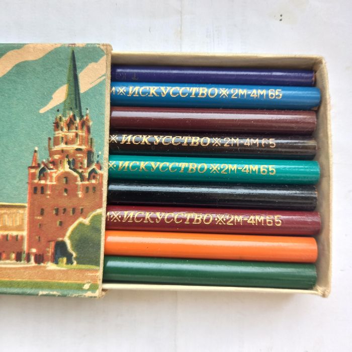 Готовальня, карандаши,чертёжная доска, ватман.