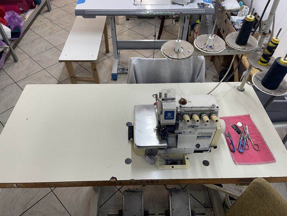 Masini de cusut de surfilat si butoniera