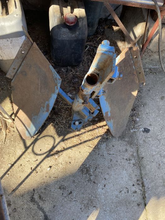 Se vinde motocultor de putere mare adus din Franta cu freza, plug reversibil , plug de bilonat la pretul de 1100€ neg.Ghighiseni Bihor 0746603245