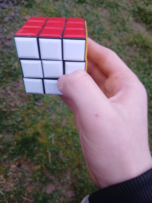 Vand cub rubik in stare bună.