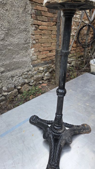 Чугунена стойка за маса