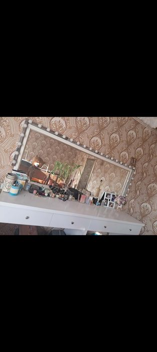 Vând măsuță de machiaj stare aproape noua