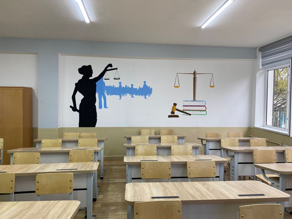 rassom.700 ming som ,bitta devor matriali ichida