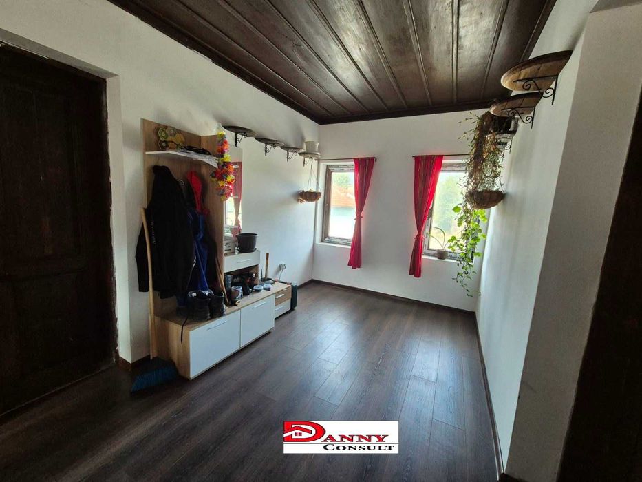 Двуетажна къща с двор и соларна система в с. Кесарево