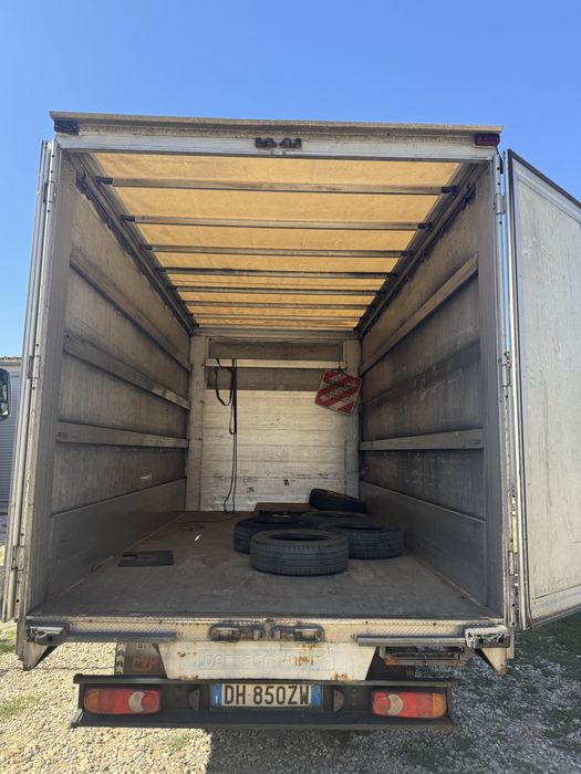 Бордова каросерия с щора