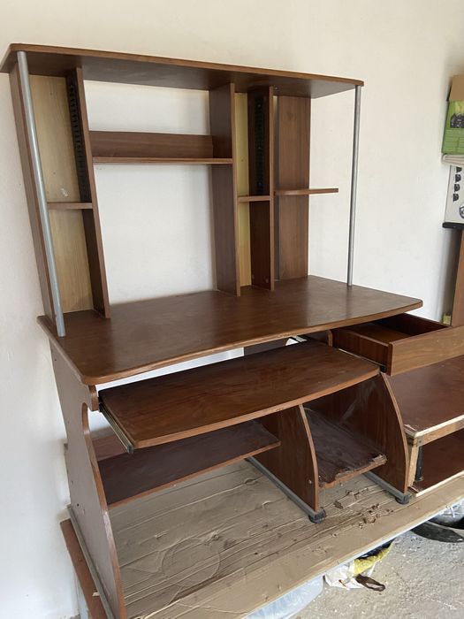 Стол для компьютера.