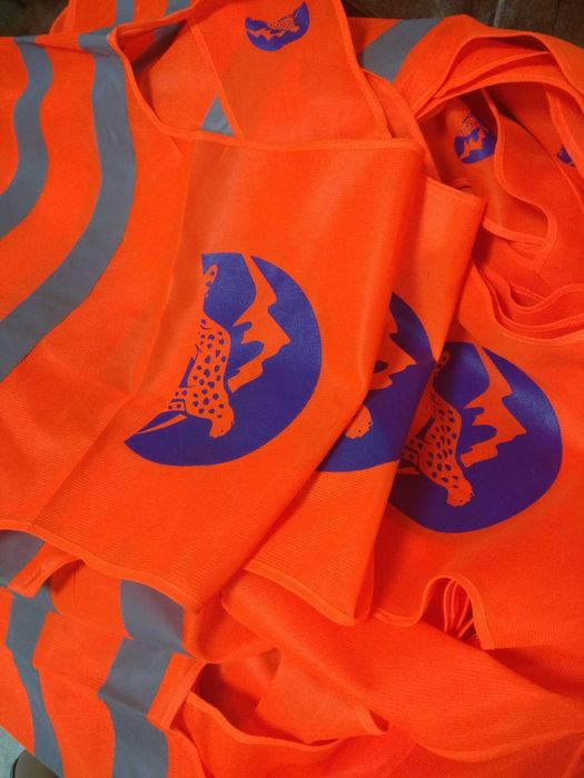 Печать логотипов на спецодежде.