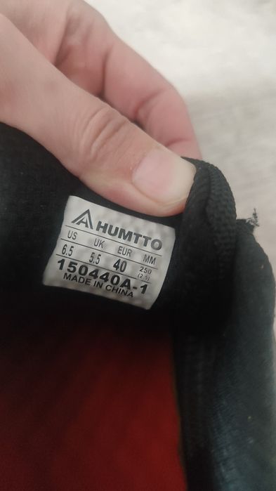 Продам кроссовки мужские 40 размер