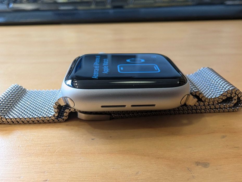 iWatch 4 40mm + оригинално зарядно и кабел