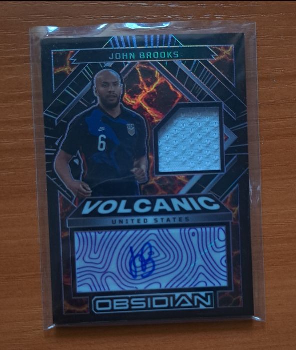 Футболни артикули и карти с автографи!