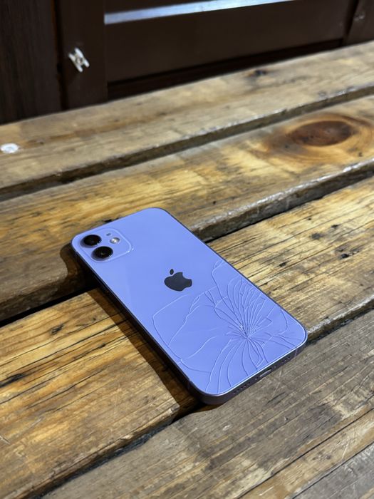 Продам Айфон 12