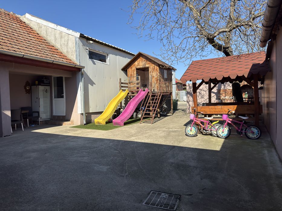 Casa de vanzare cu teren generos si hala metalica