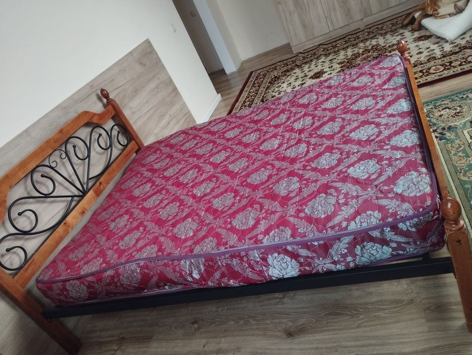 Продам Кровать с матрасом