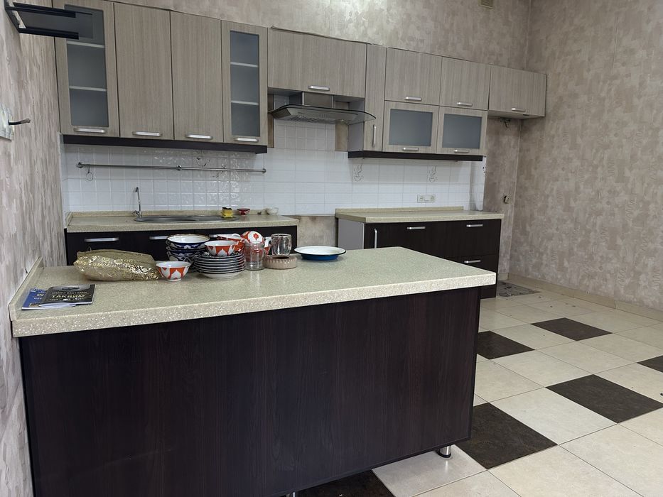 кухня с каменной столешницей и островок в хорошем состоянии