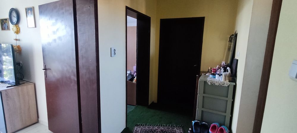 Продава етаж от къща с двор