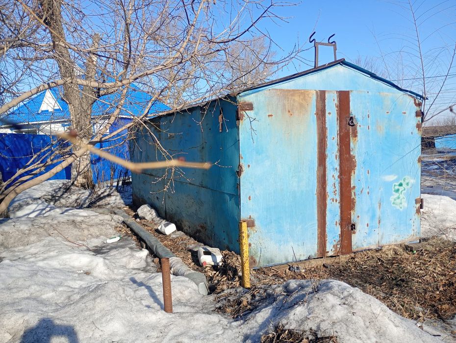 Железный  гаражж