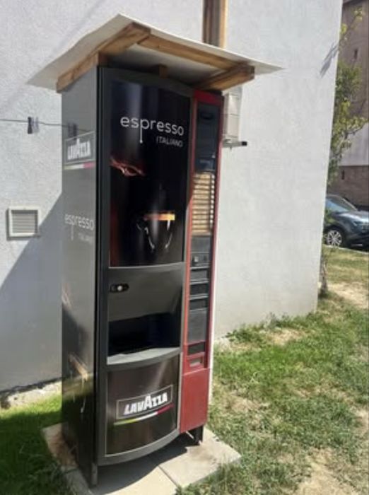 Vand urgent aparat de cafea stradal