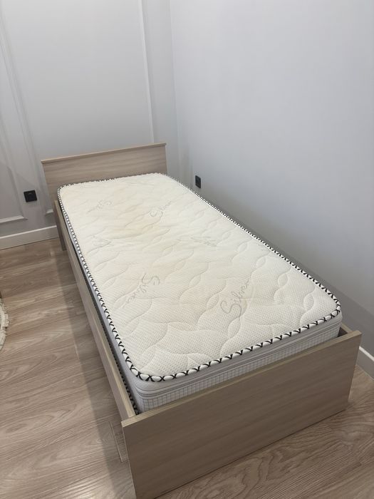 Кровать вместе с матрасом