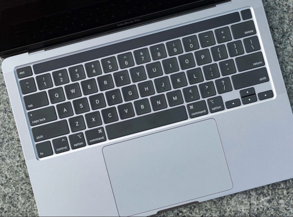 MacBook Pro, 16 ГБ оперативной памяти, SSD 1 ТБ.