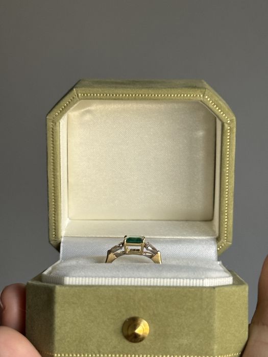 Кольцо в стиле Graff с изумрудом