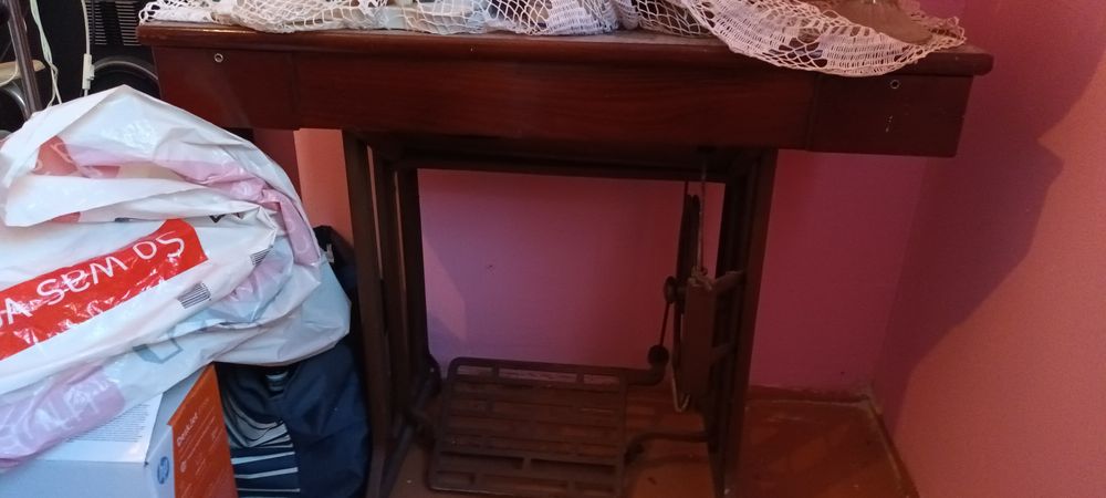 Masina de cusut manuala stare f bună complecta.