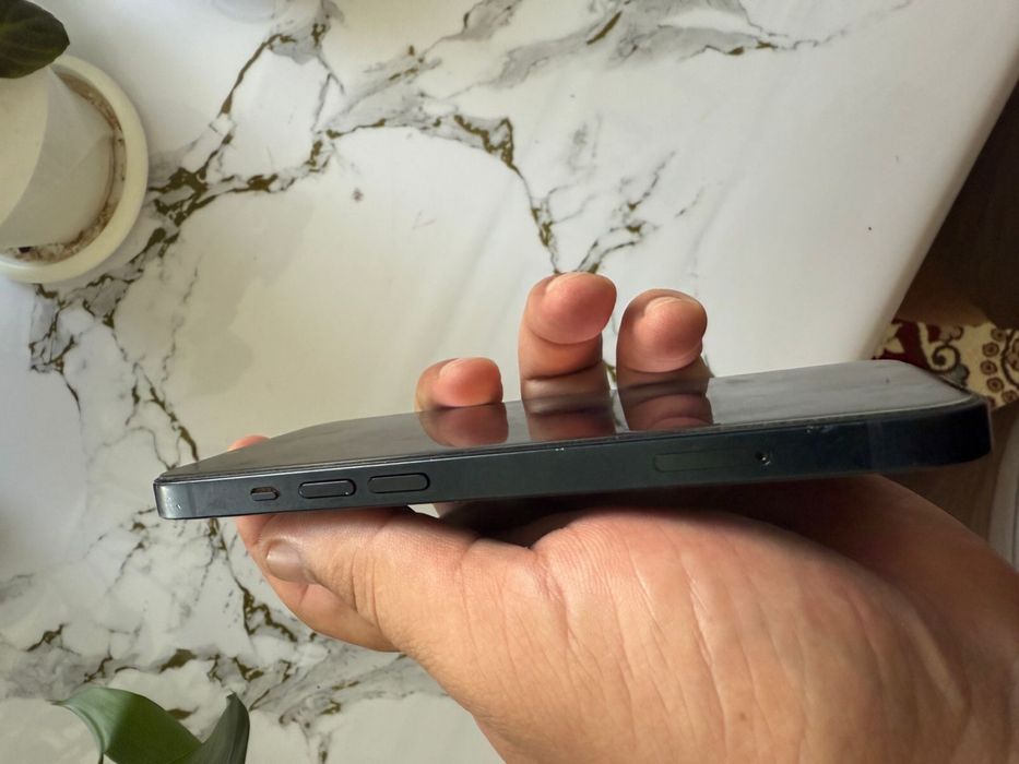 Продам Iphone 13