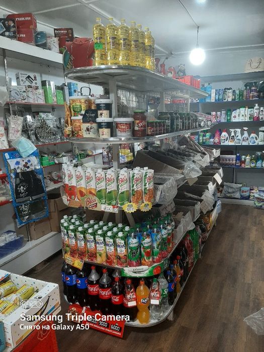 Dokon uchun vitrinala bor