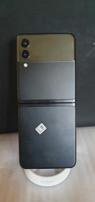 Продавам Z Flip3  128GB 8GB RAM