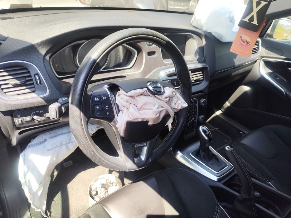 Volvo v40 2000d 150к.с 2019г D3 R Design