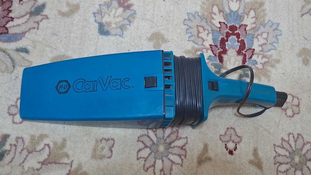 Aspiratorul Black & Decker CarVac pentru AUTO alimentat la 12V, si este dotat cu un filtru refolosibil din pânză fină sau plasă.