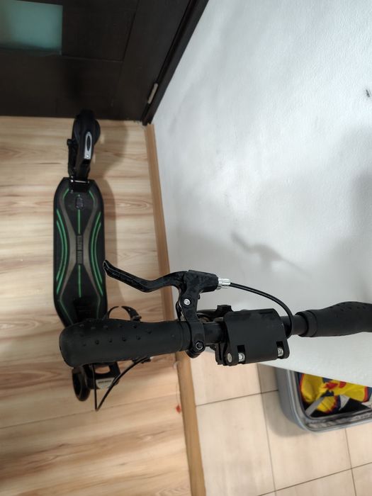 Vând trotineta urban master