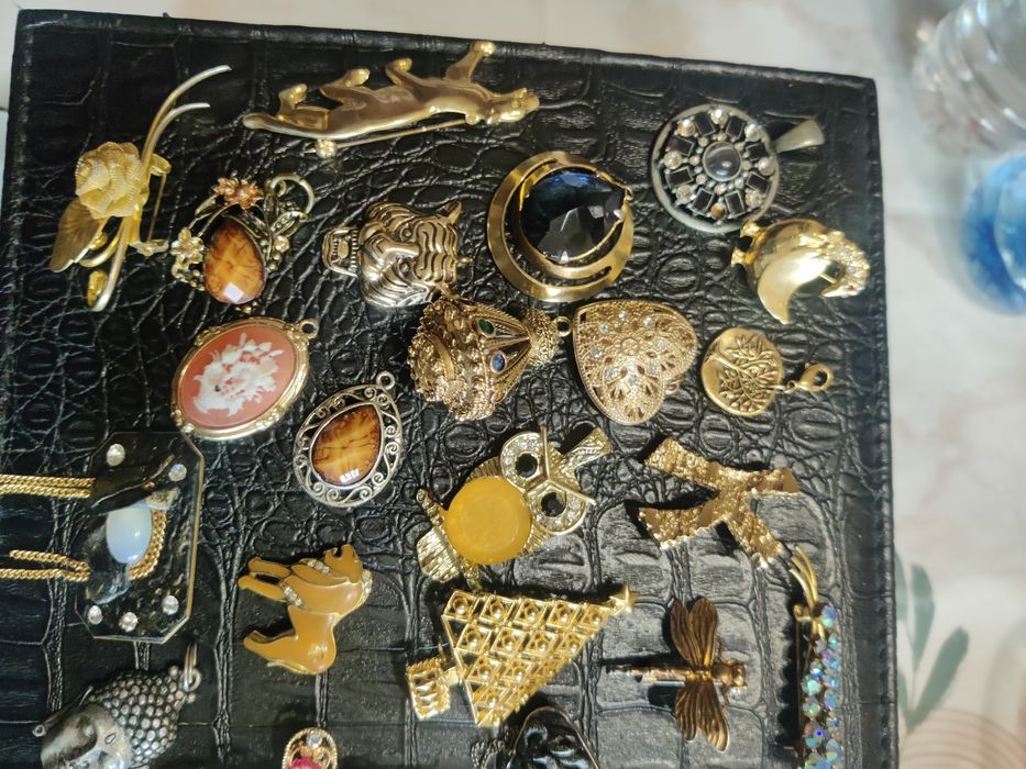 Разпродажба на Пръстени брошки и висулки.Нови