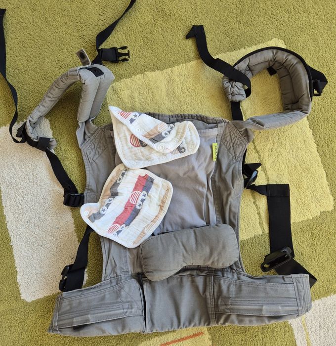 Раница за бебеносене със смукалки