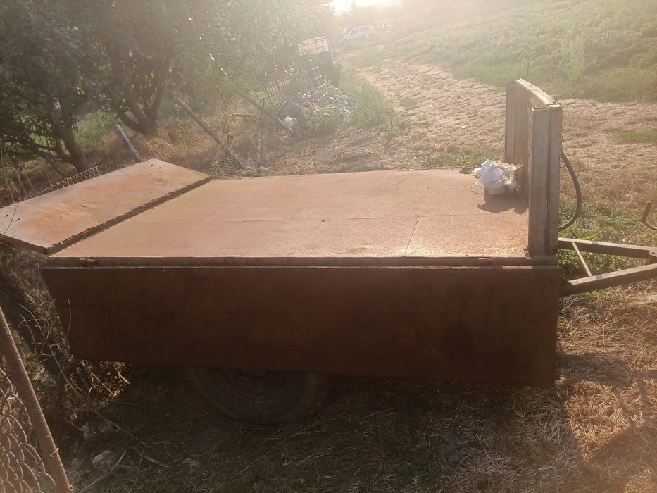 Продавам тракторно ремарке едноосово