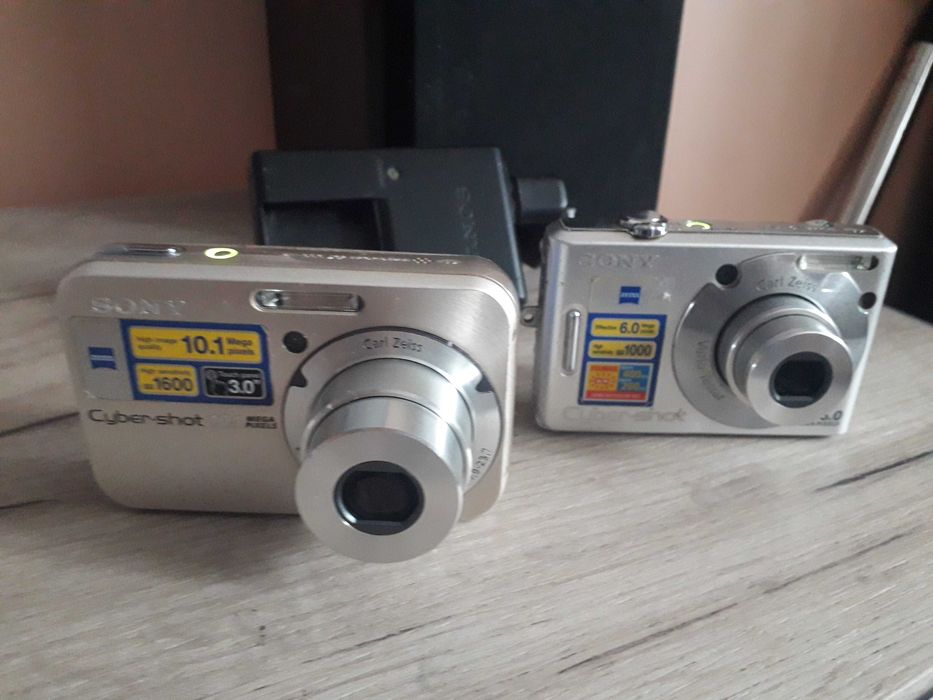 2 camere foto SONY  SA VANDUT