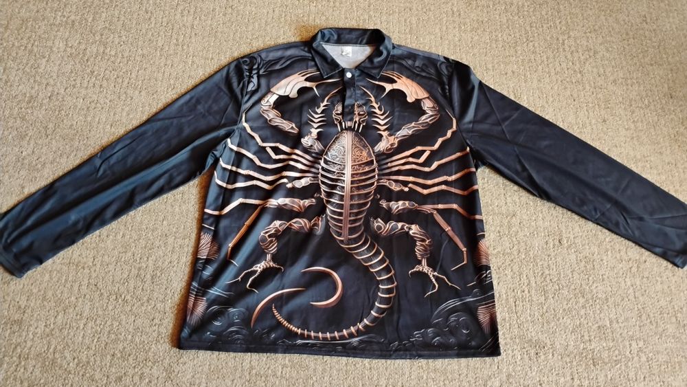 Tricou craniu și scorpion