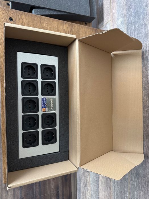 Чисто нов захранващ филтър IsoTek EVO3 Corvus + кабел Premier (9 гнезда)