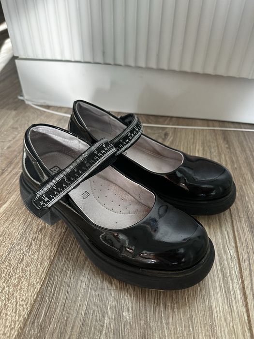 Продам детские туфли