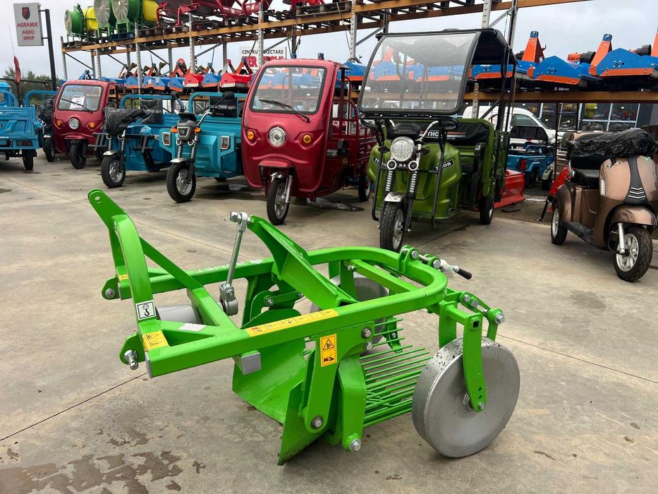 Utilaj de recoltat cartofi cu jugul intr-o parte pe un rand Agramix