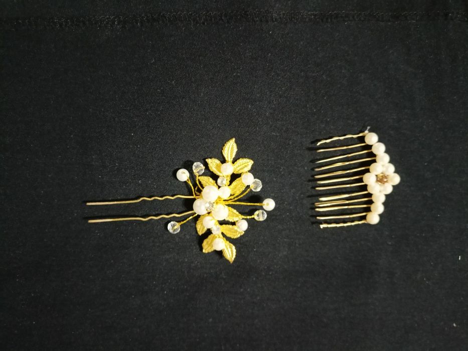 Бижутерия и две нарядные заколки