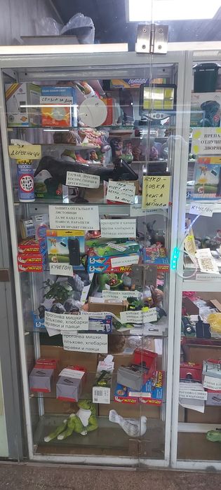 2 бр стелажи , рафтове, витрини от алум. и стъкло, оборудване магазин