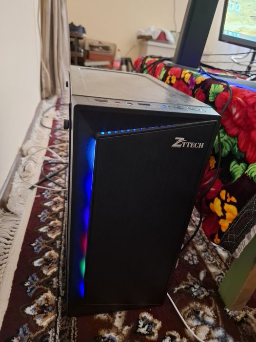 Stol kompyuteri, microlab kalonka va periferiya bilan.