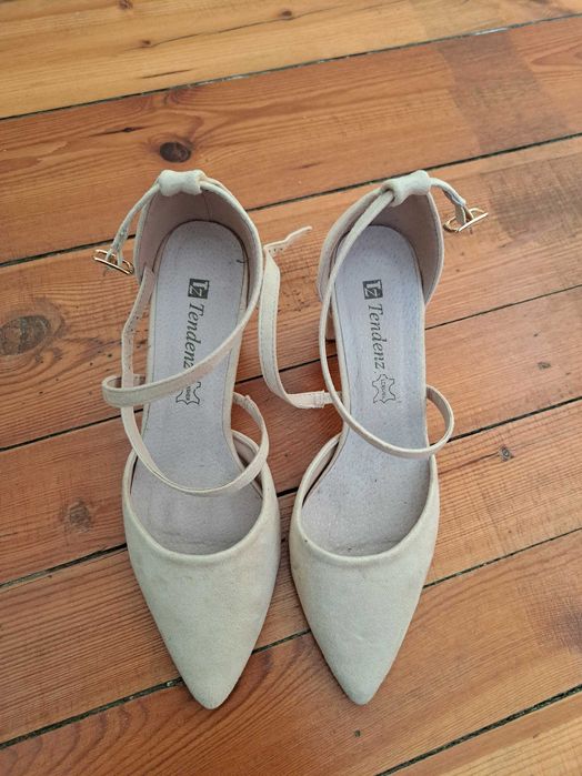 Остри сандали с дебел ток