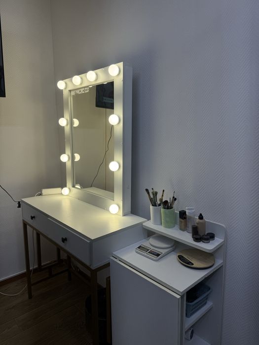 Стол визажный с подсеткои