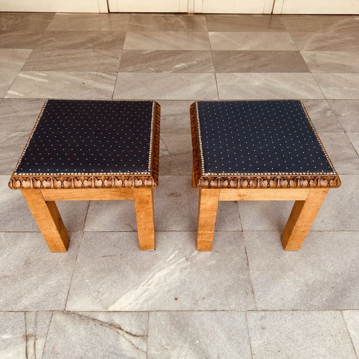 Комплект ръчно резбовани шведски табуретки.Винтидж скандинавски стил