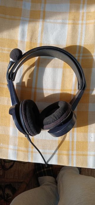 Компютърни слушалки с микрофон.