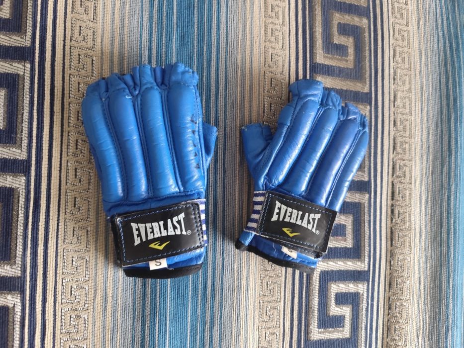 Перчатки для единоборств фирмы Everlast